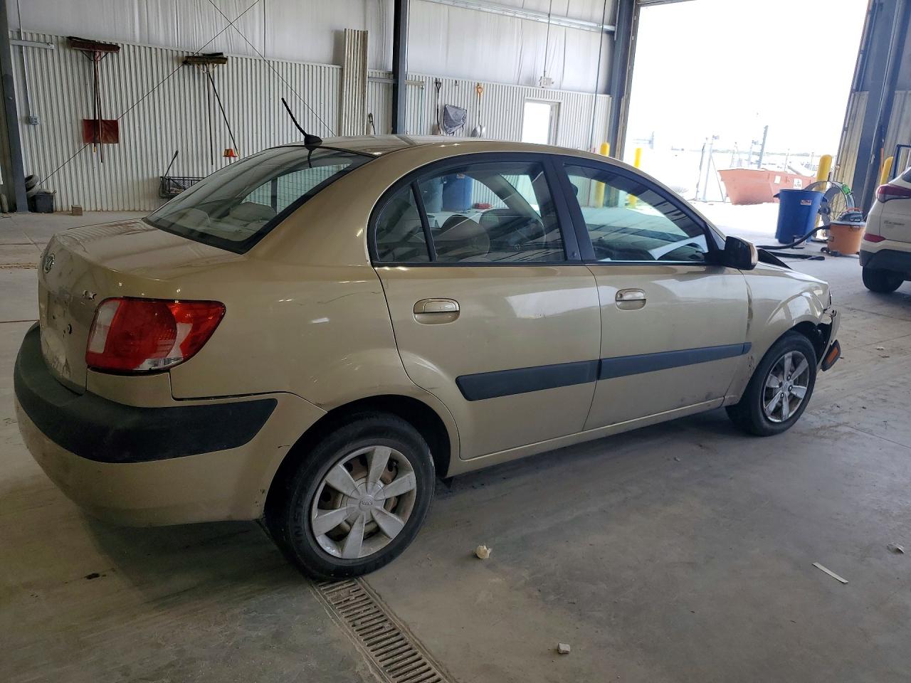 2007 Kia Rio Base Gold vin: KNADE123676197907