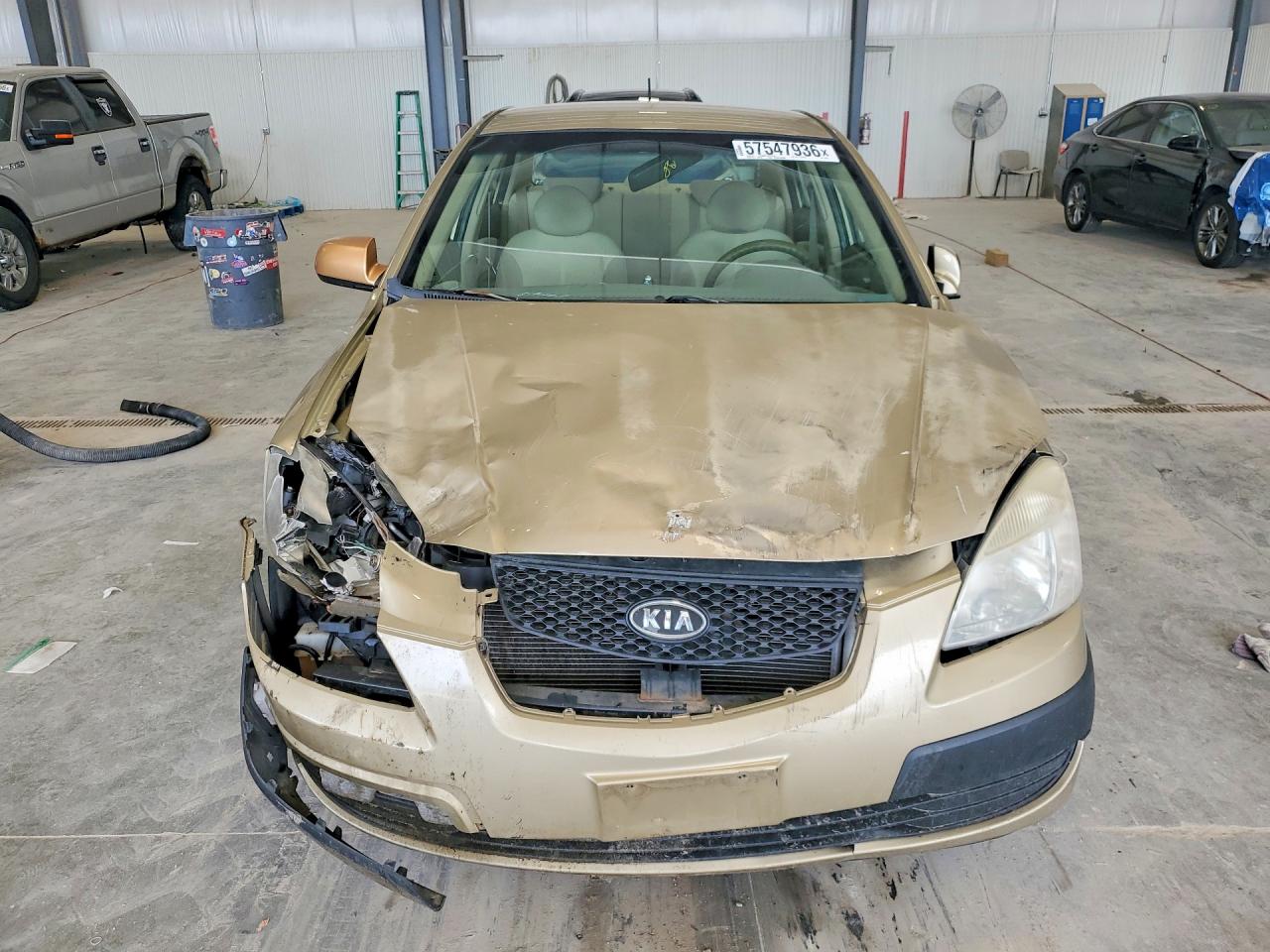2007 Kia Rio Base Gold vin: KNADE123676197907