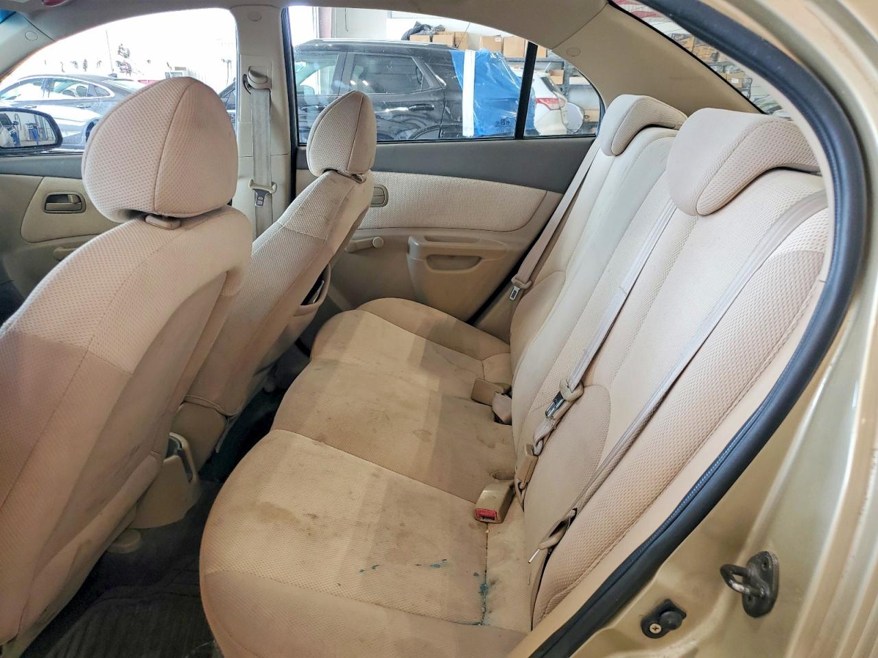 2007 Kia Rio Base Gold vin: KNADE123676197907
