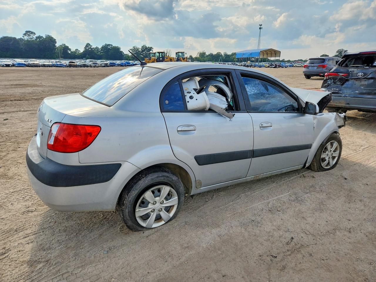 2008 Kia Rio Base Silver vin: KNADE123886426217