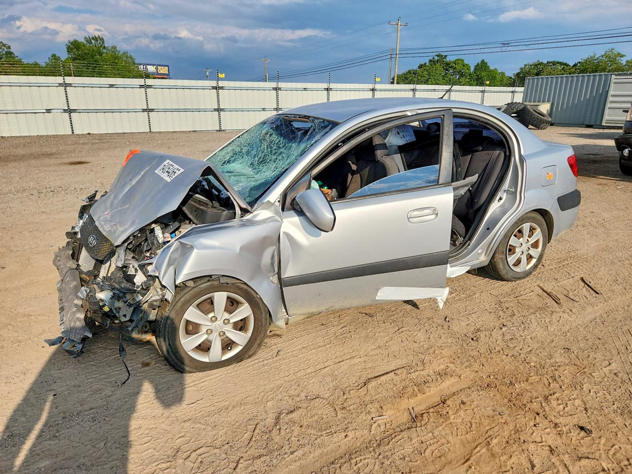 2008 Kia Rio Base Silver vin: KNADE123886426217