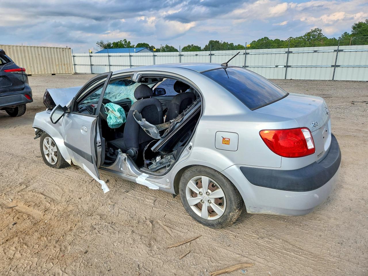 2008 Kia Rio Base Silver vin: KNADE123886426217