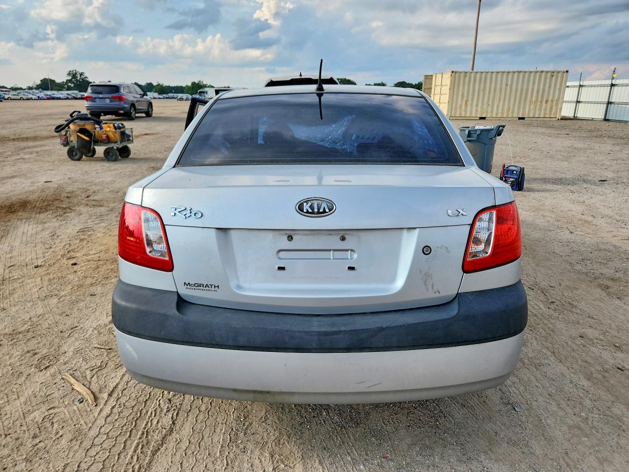 2008 Kia Rio Base Silver vin: KNADE123886426217