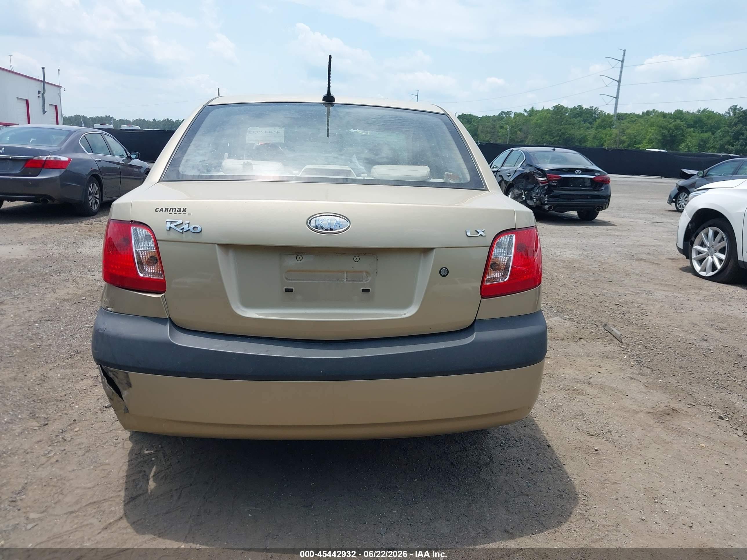2009 Kia Rio Lx Gold vin: KNADE223096500415