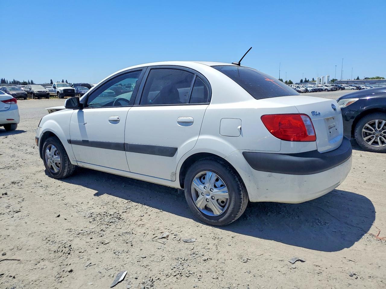 2009 Kia Rio Base White vin: KNADE223296452982