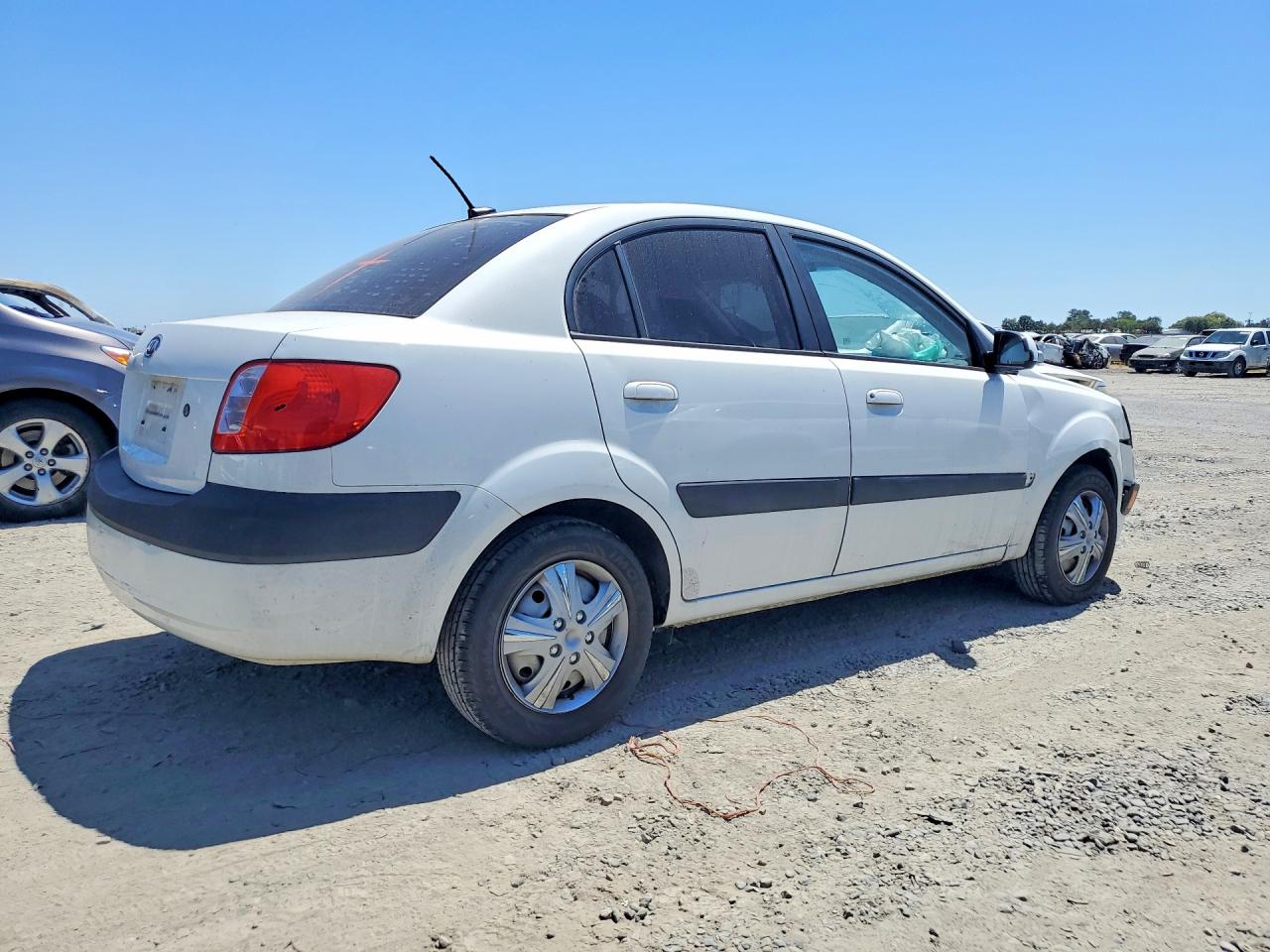 2009 Kia Rio Base White vin: KNADE223296452982