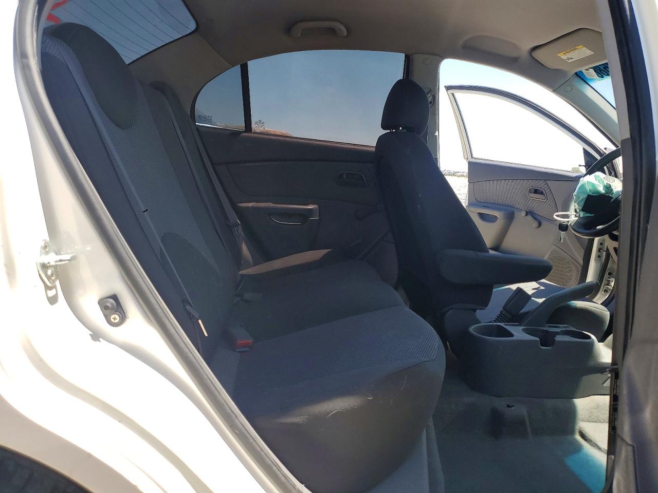 2009 Kia Rio Base White vin: KNADE223296452982