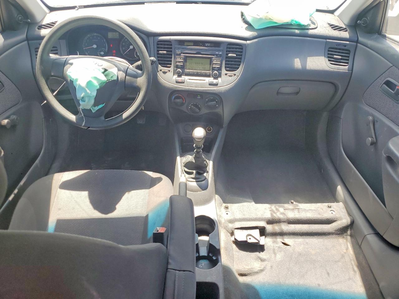2009 Kia Rio Base White vin: KNADE223296452982