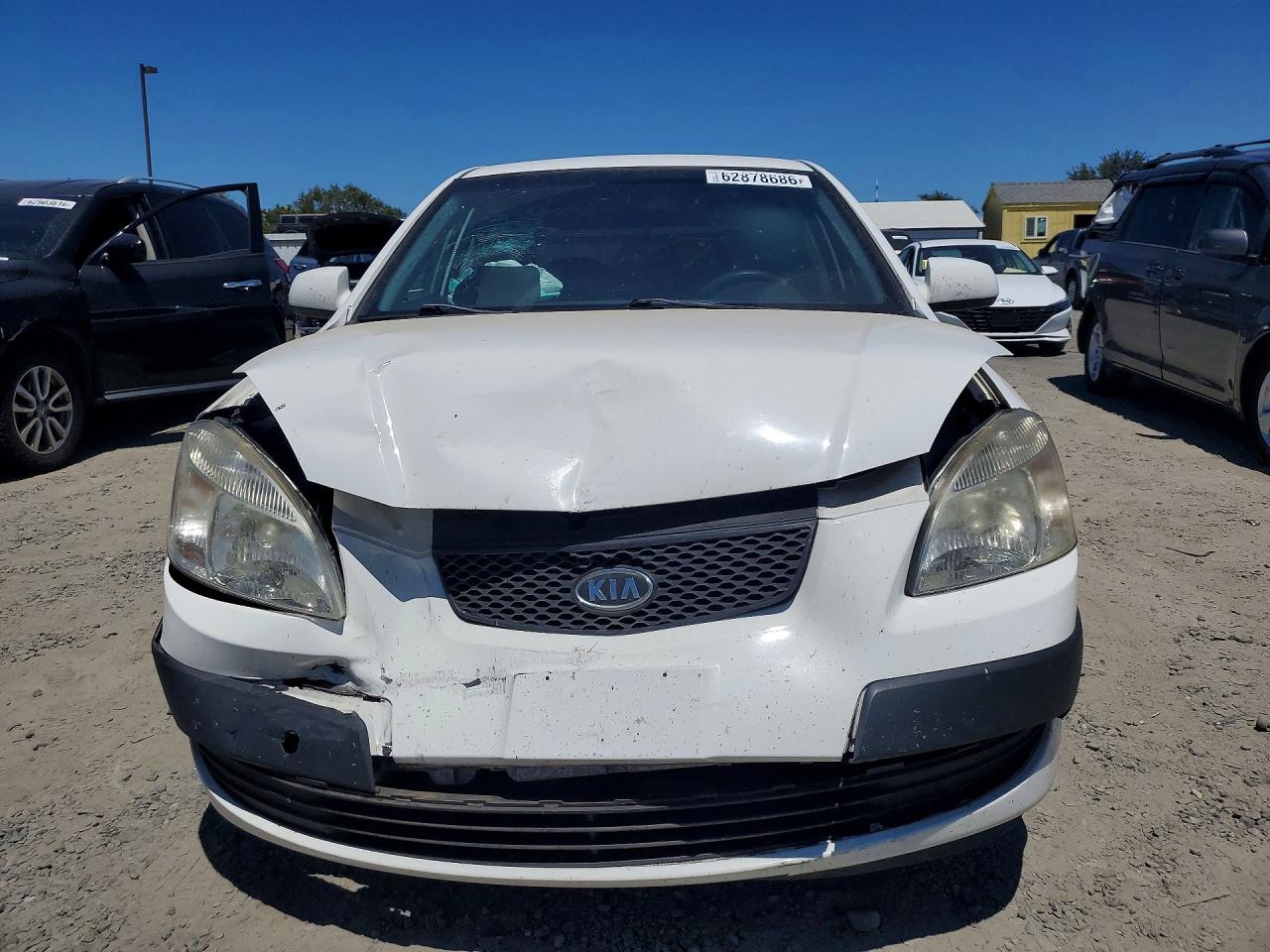2009 Kia Rio Base White vin: KNADE223296452982