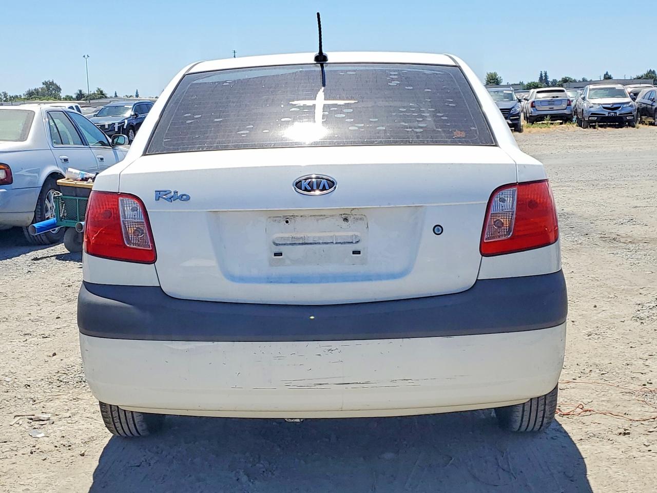 2009 Kia Rio Base White vin: KNADE223296452982