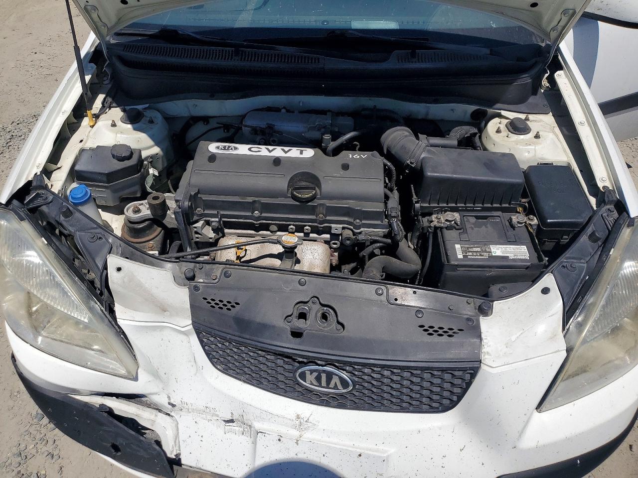 2009 Kia Rio Base White vin: KNADE223296452982