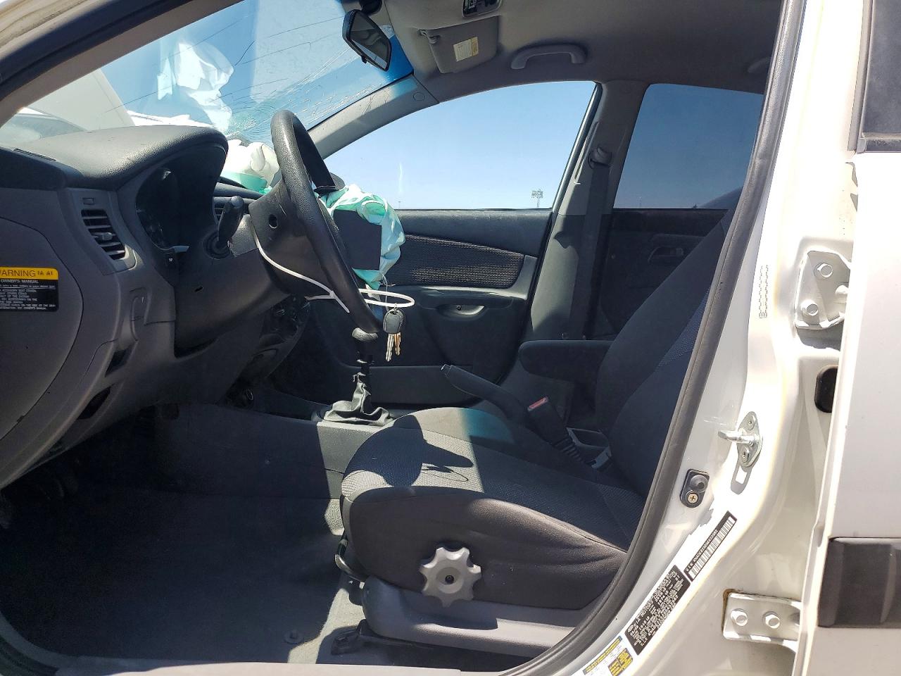 2009 Kia Rio Base White vin: KNADE223296452982