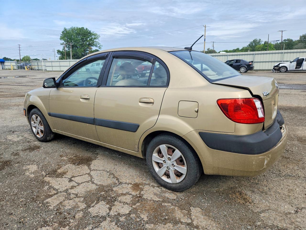2009 Kia Rio Base Tan vin: KNADE223296538602