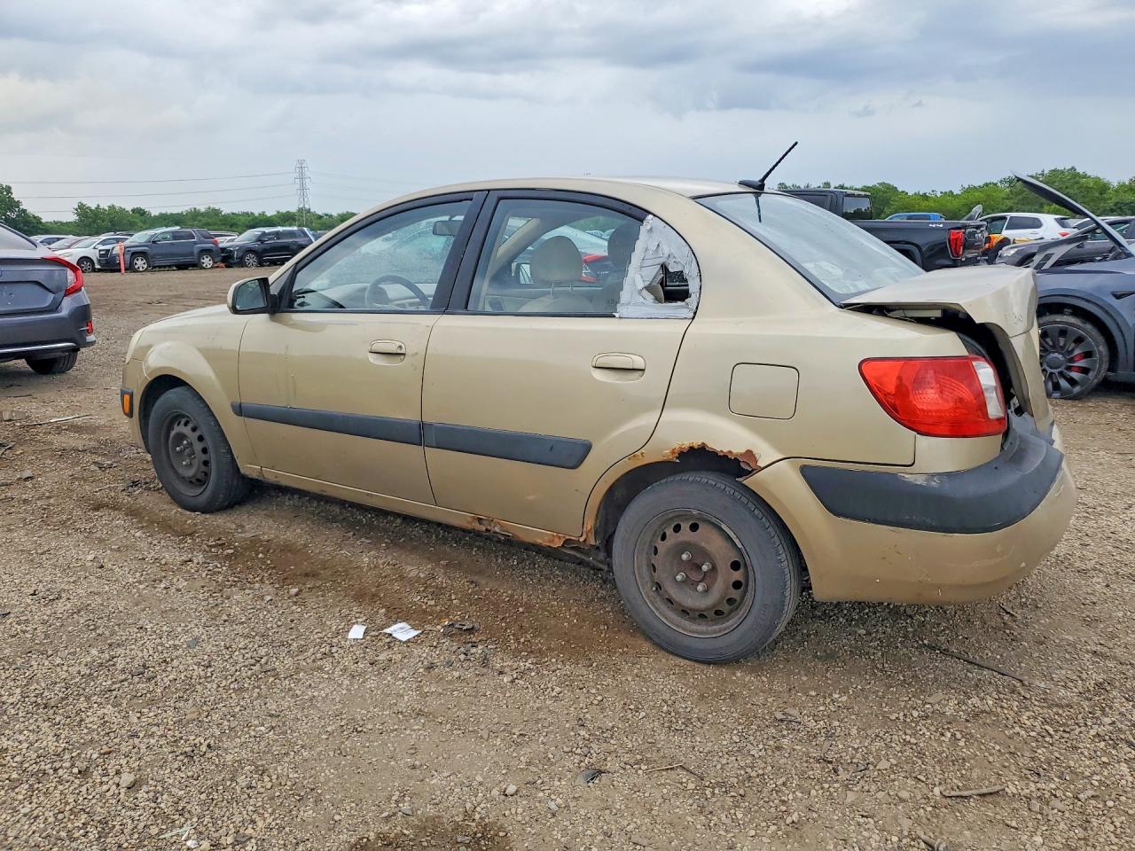 2009 Kia Rio Base Beige vin: KNADE223396519198