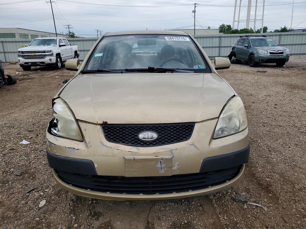 2009 Kia Rio Base Beige vin: KNADE223396519198