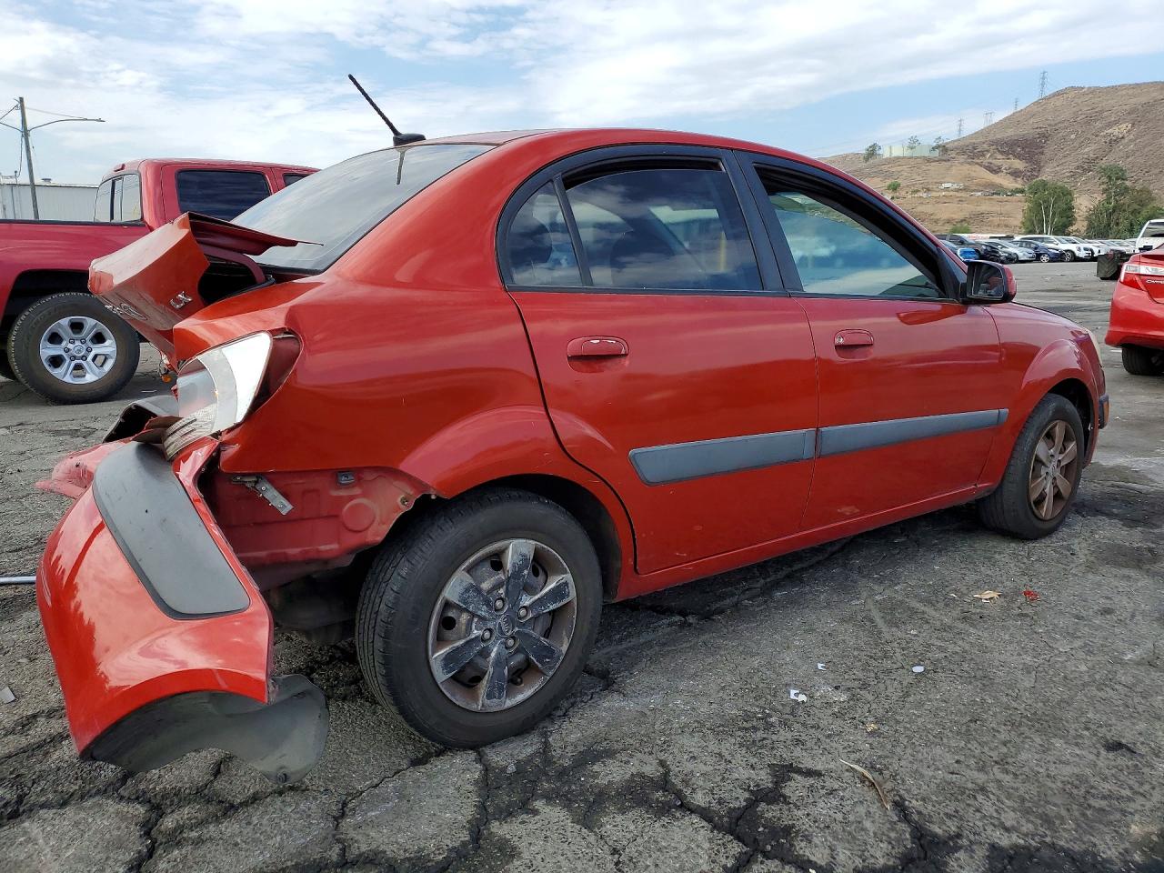 2009 Kia Rio Base Orange vin: KNADE223396573617