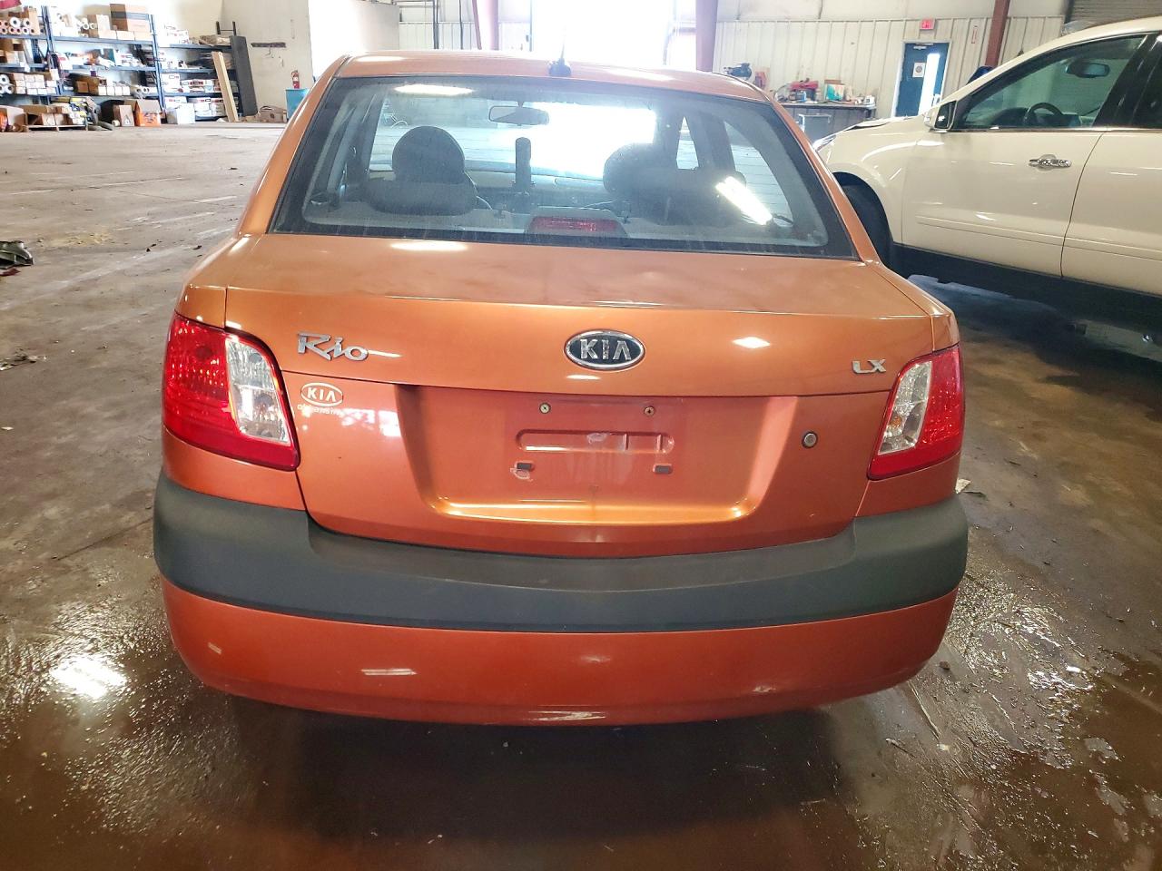 2009 Kia Rio Base Orange vin: KNADE223496459481