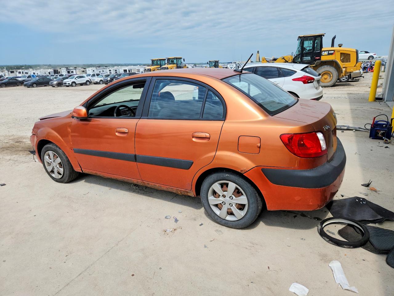 2009 Kia Rio Base Orange vin: KNADE223496534261