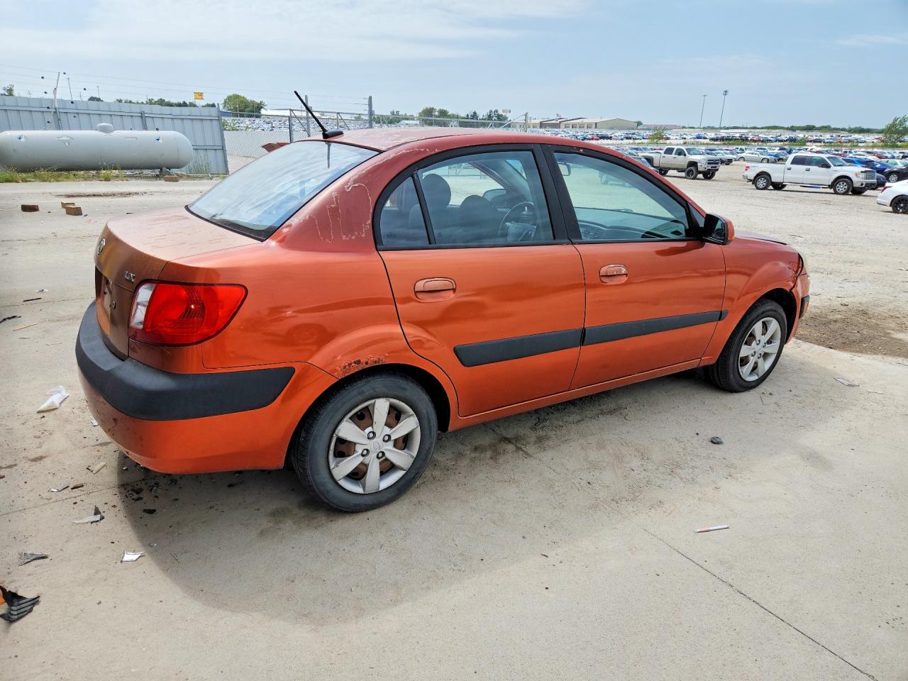 2009 Kia Rio Base Orange vin: KNADE223496534261