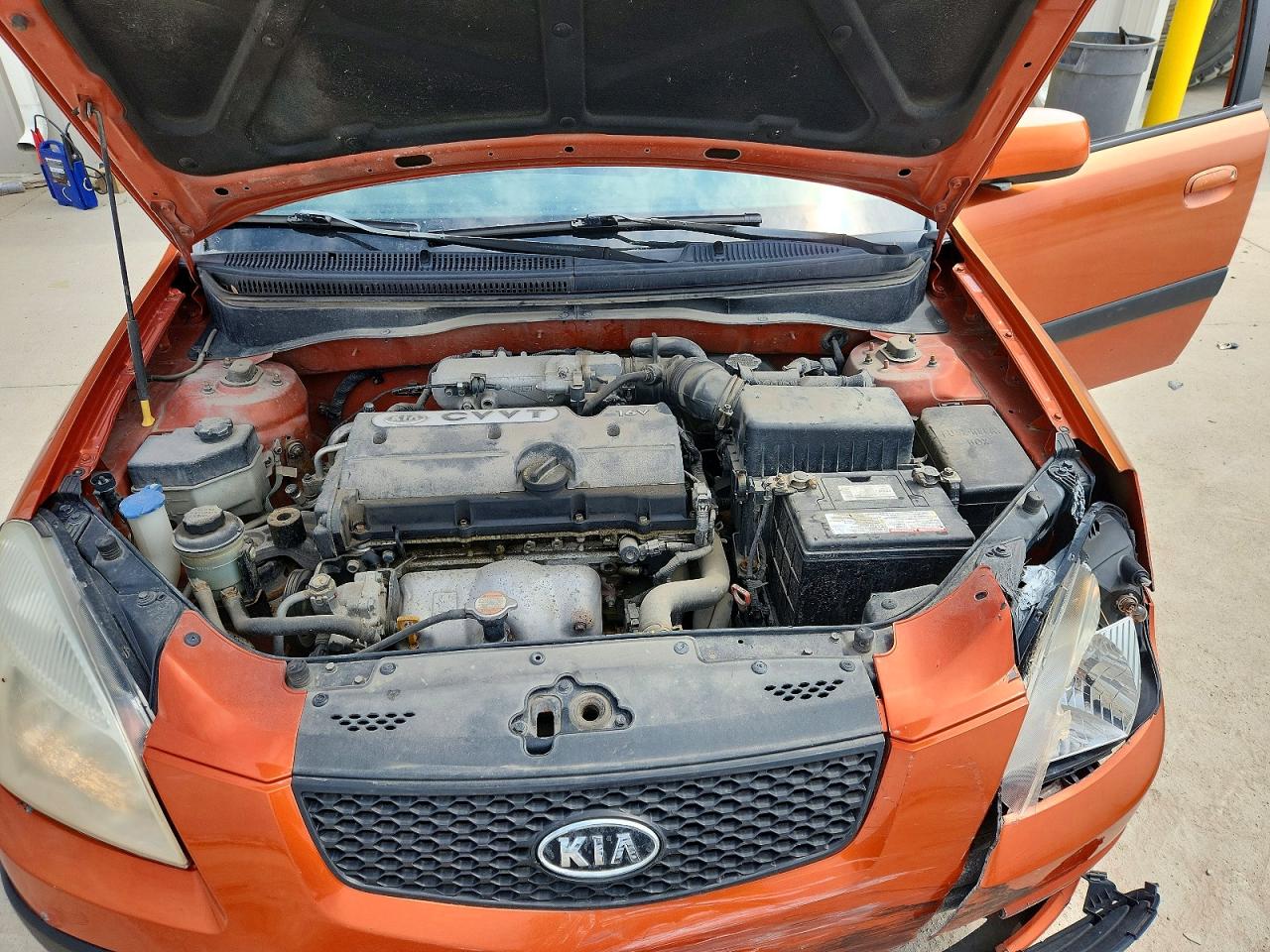 2009 Kia Rio Base Orange vin: KNADE223496534261
