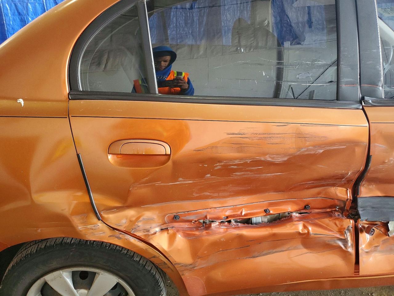 2009 Kia Rio Base Orange vin: KNADE223796534285