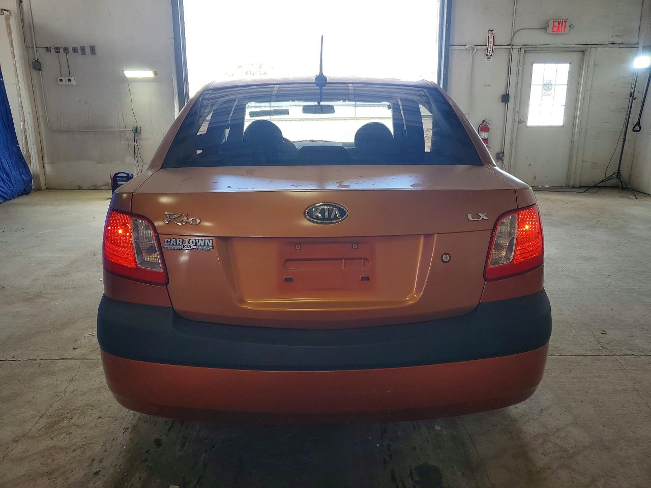2009 Kia Rio Base Orange vin: KNADE223796534285