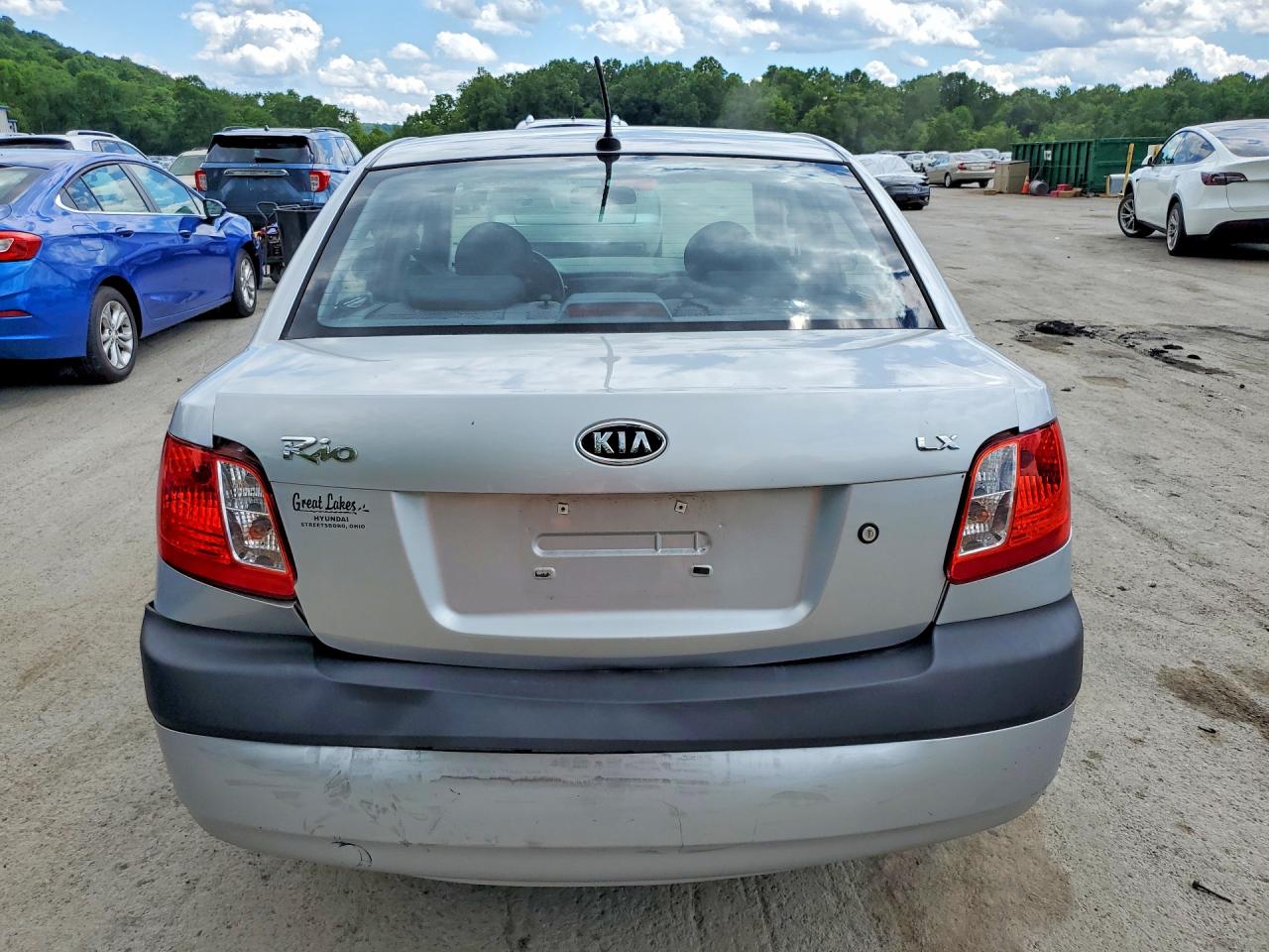 2009 Kia Rio Base Silver vin: KNADE223796584619