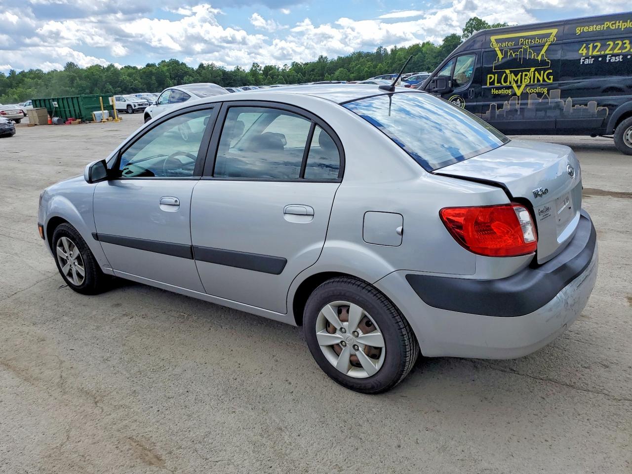 2009 Kia Rio Base Silver vin: KNADE223796584619