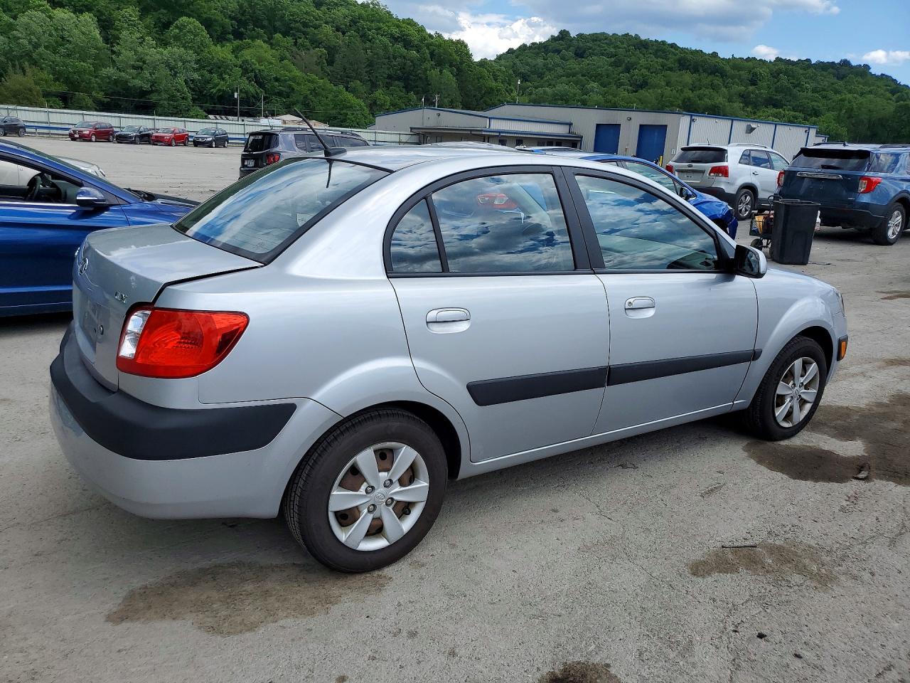 2009 Kia Rio Base Silver vin: KNADE223796584619
