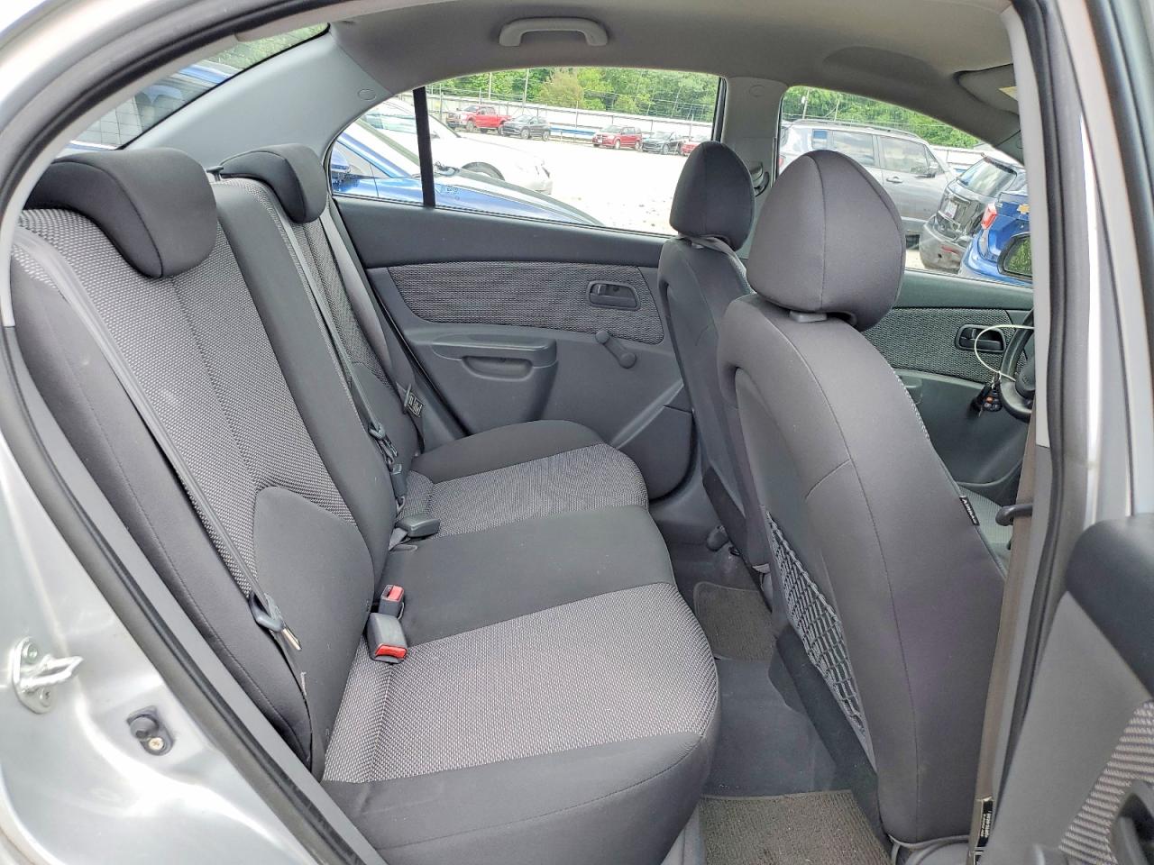 2009 Kia Rio Base Silver vin: KNADE223796584619