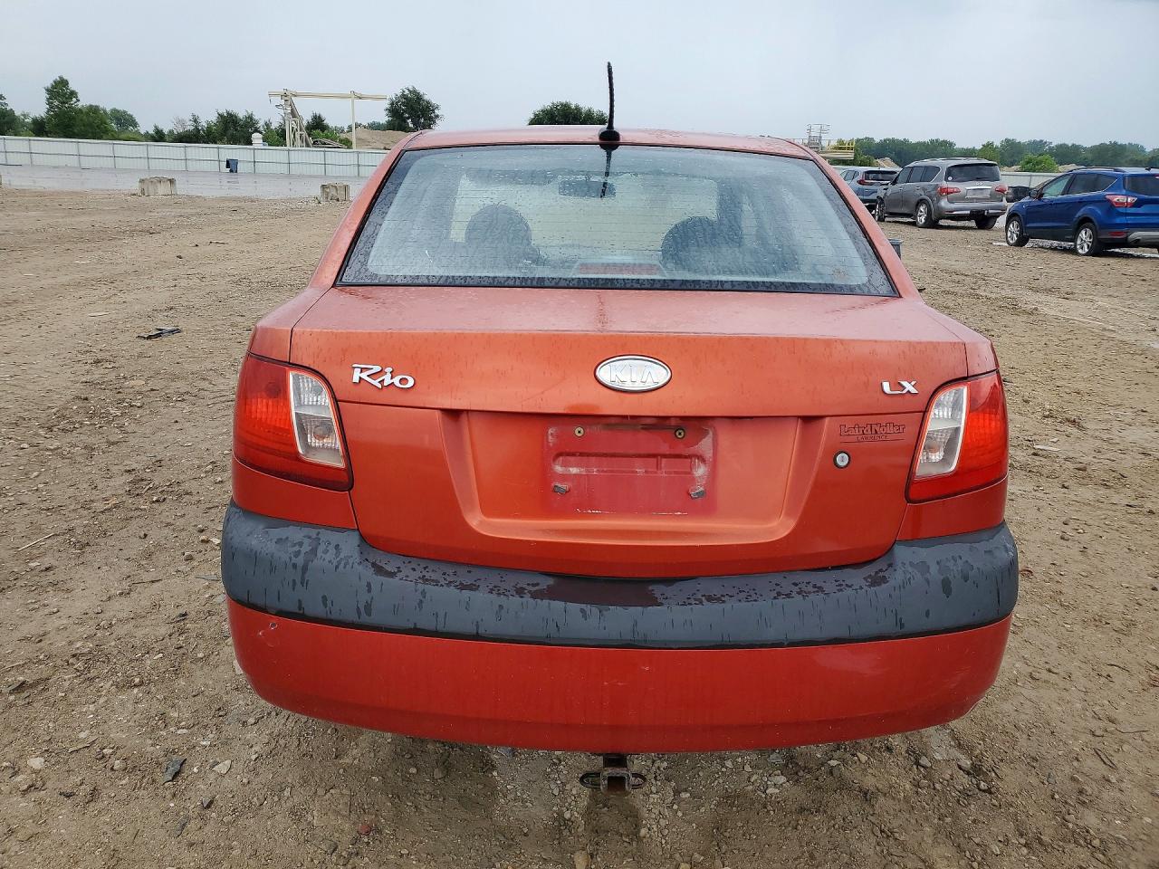 2009 Kia Rio Base Orange vin: KNADE223996499071