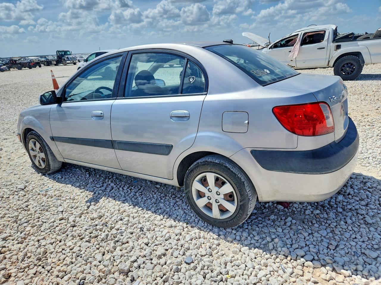 2009 Kia Rio Base Silver vin: KNADE223X96444628