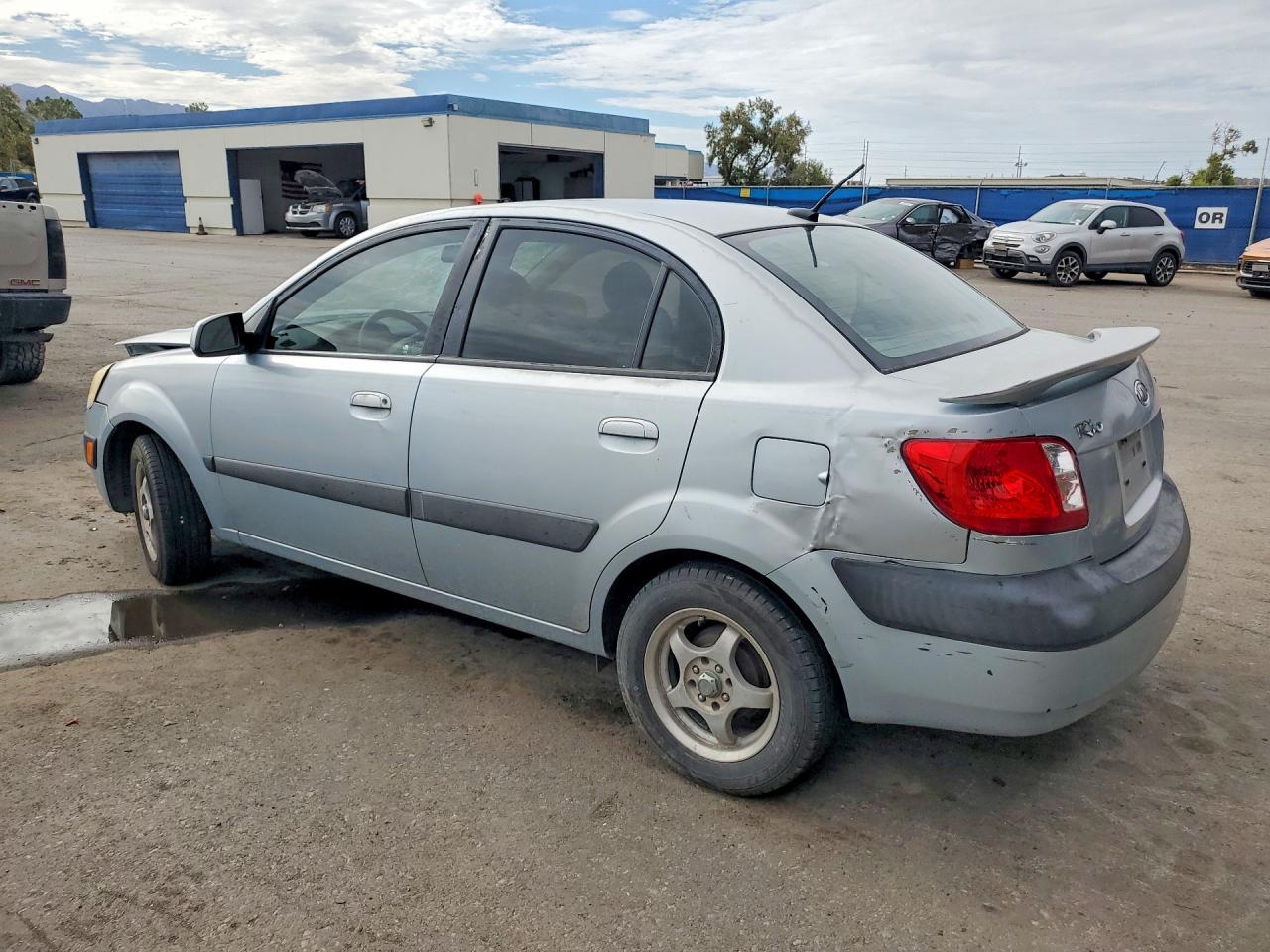 2009 Kia Rio Base Silver vin: KNADE223X96451207