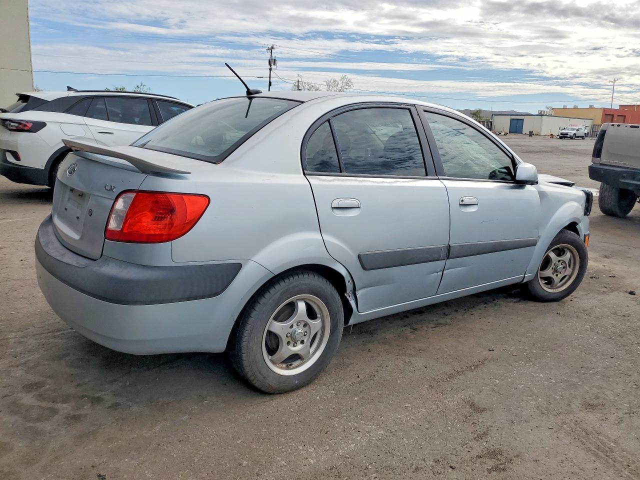 2009 Kia Rio Base Silver vin: KNADE223X96451207