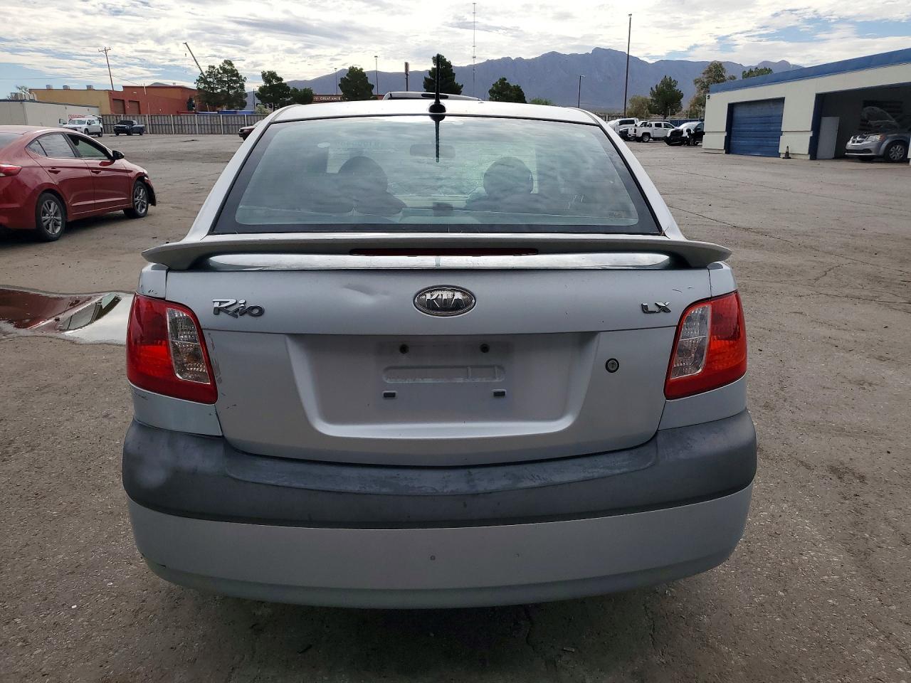 2009 Kia Rio Base Silver vin: KNADE223X96451207