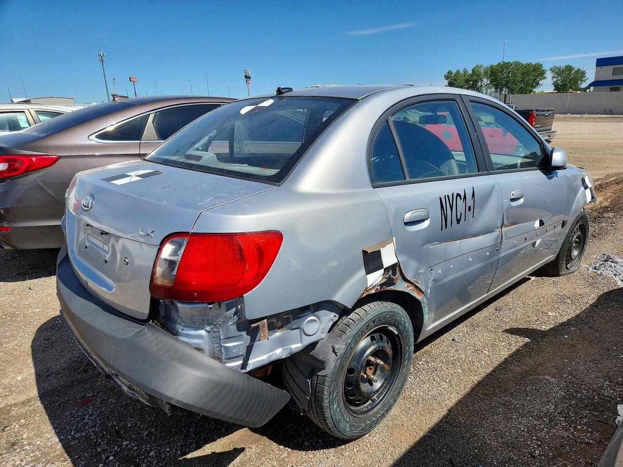 2009 Kia Rio Base Silver vin: KNADE223X96522874