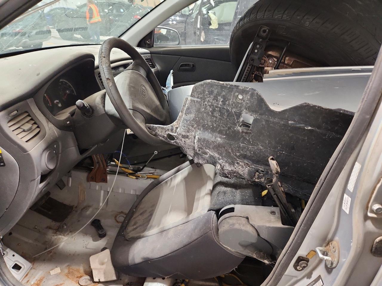 2009 Kia Rio Base Silver vin: KNADE223X96522874