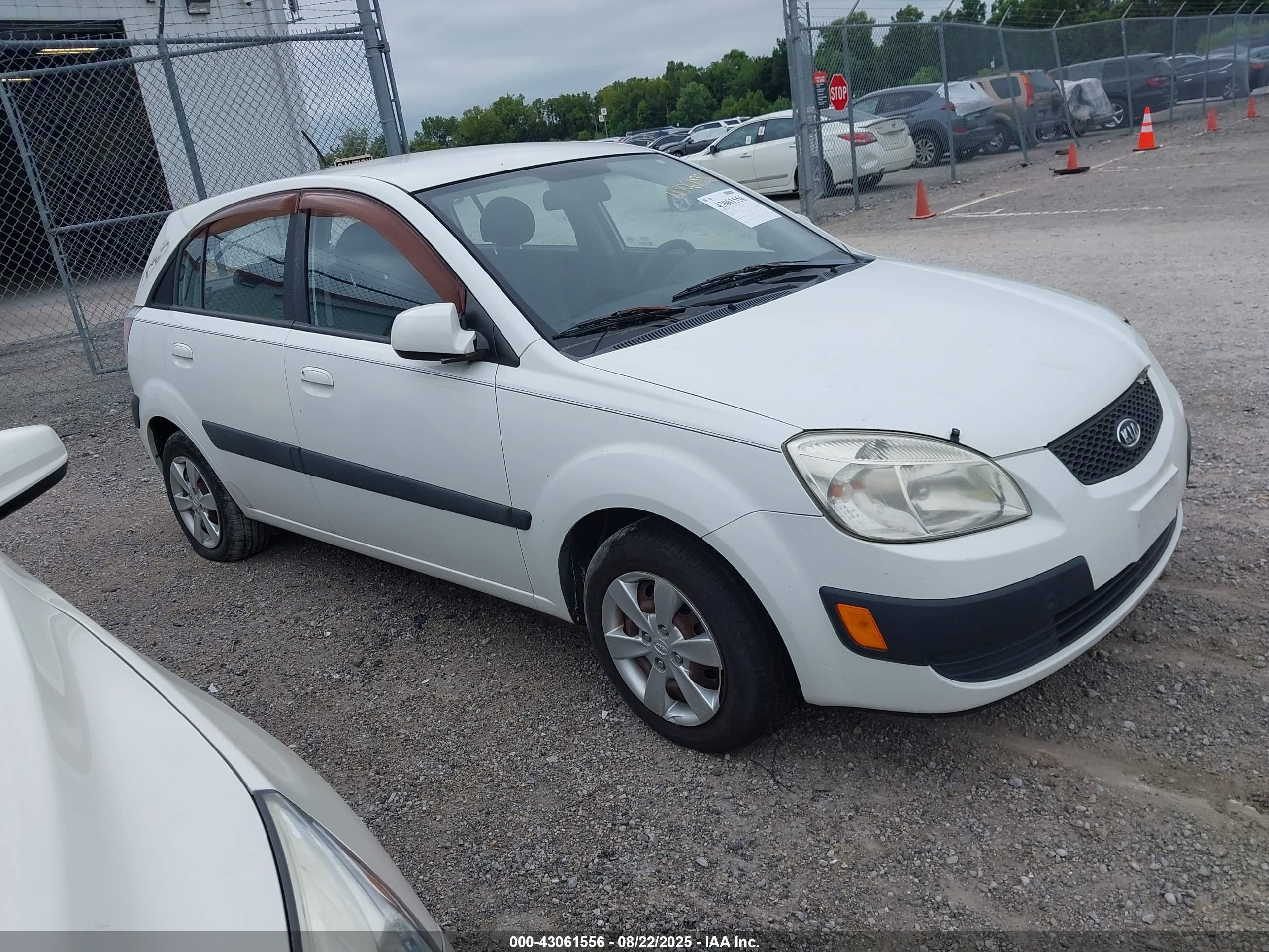 2009 Kia Rio5 Lx White vin: KNADE243696479051