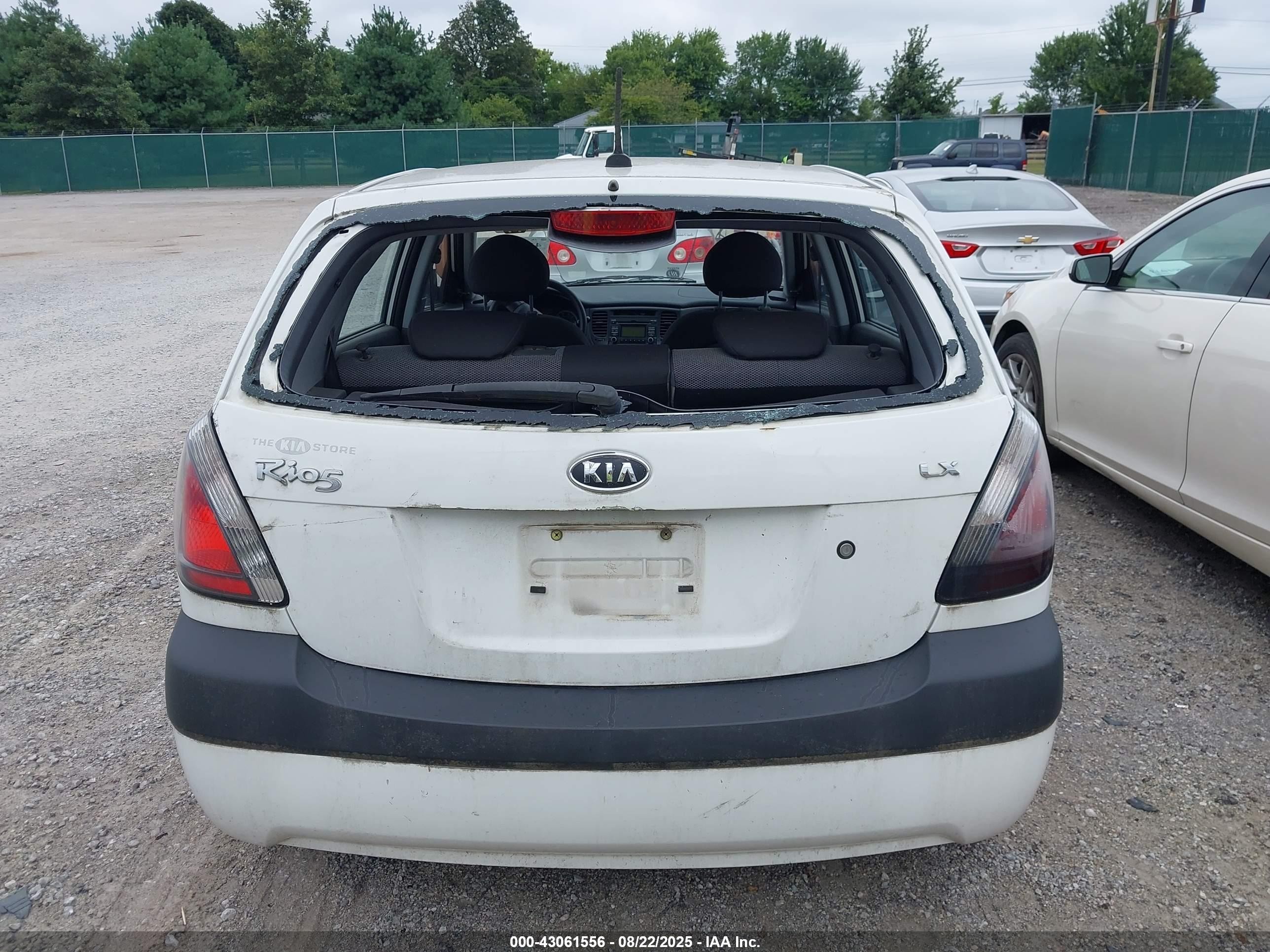 2009 Kia Rio5 Lx White vin: KNADE243696479051