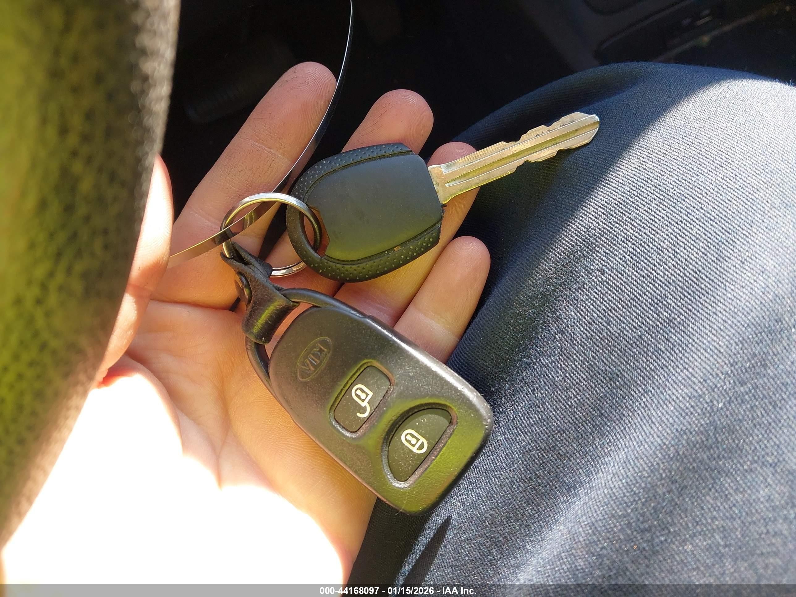 2009 Kia Rio5 Lx Red vin: KNADE243696581174