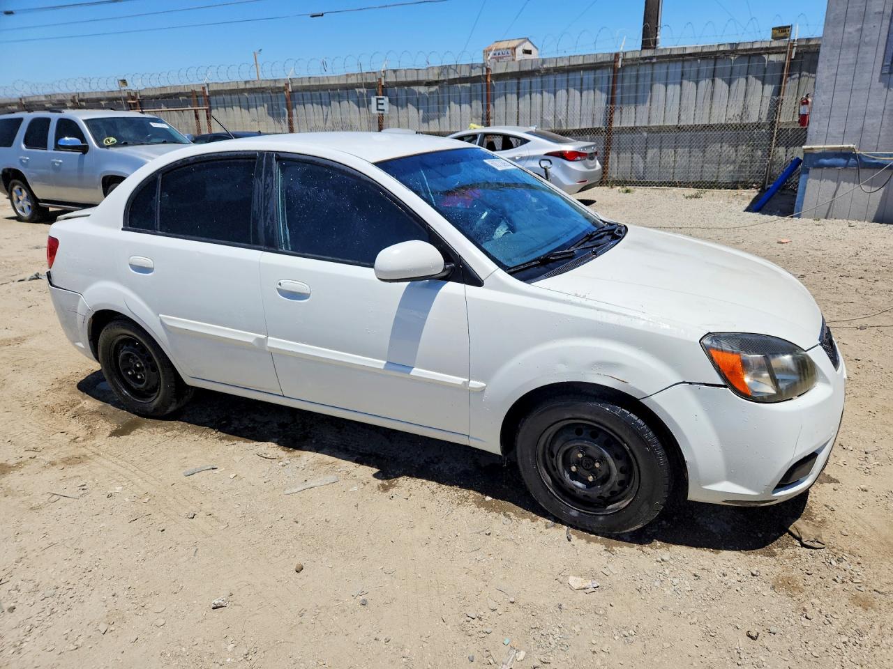 2010 Kia Rio Base White vin: KNADH4A39A6692121