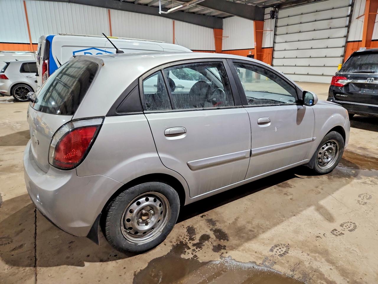 2011 Kia Rio Base Серебряный vin: KNADH5B39B6756700