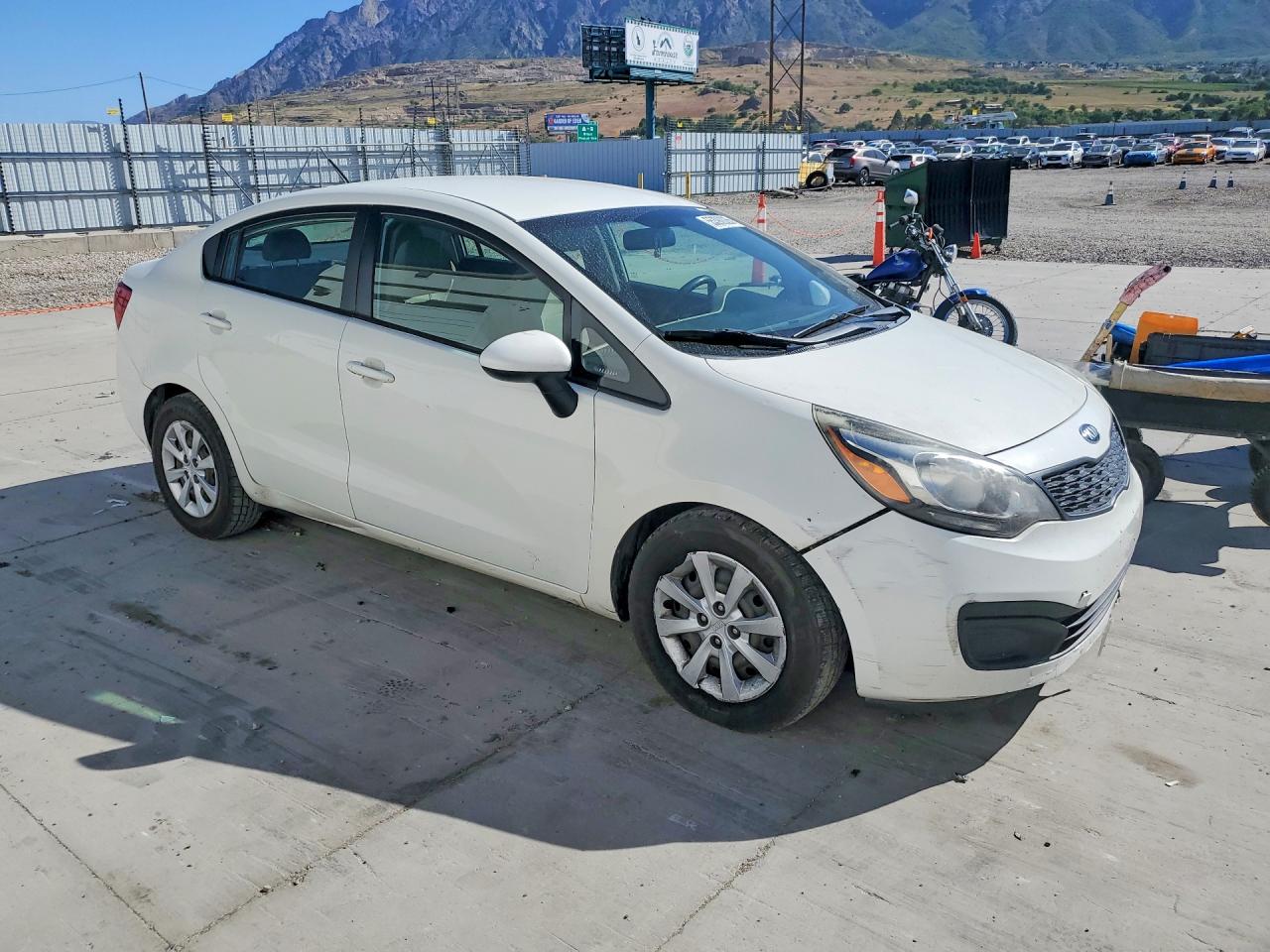 2014 Kia Rio White vin: KNADM4A33E6361682
