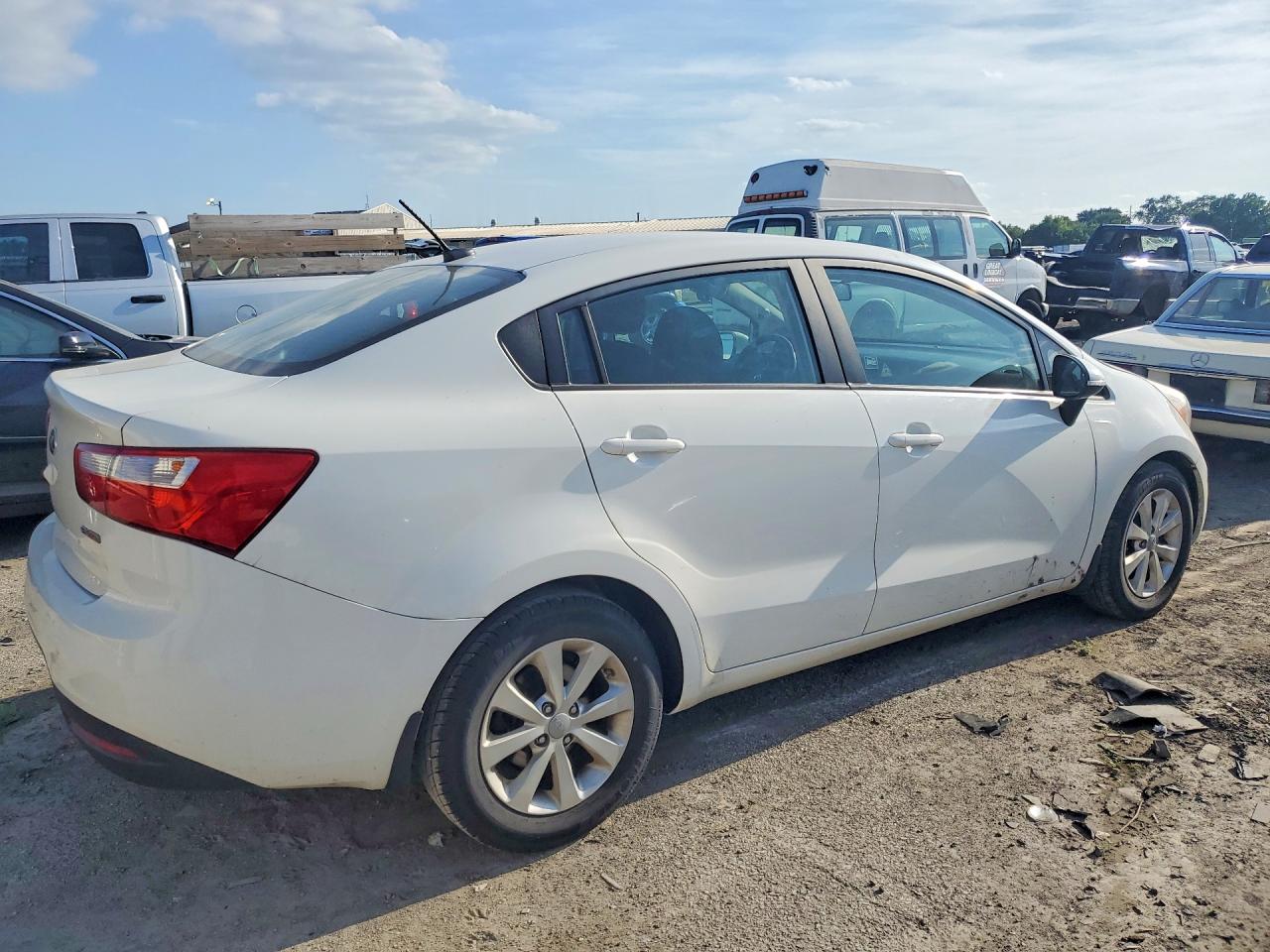 2015 Kia Rio Ex White vin: KNADN4A32F6460007