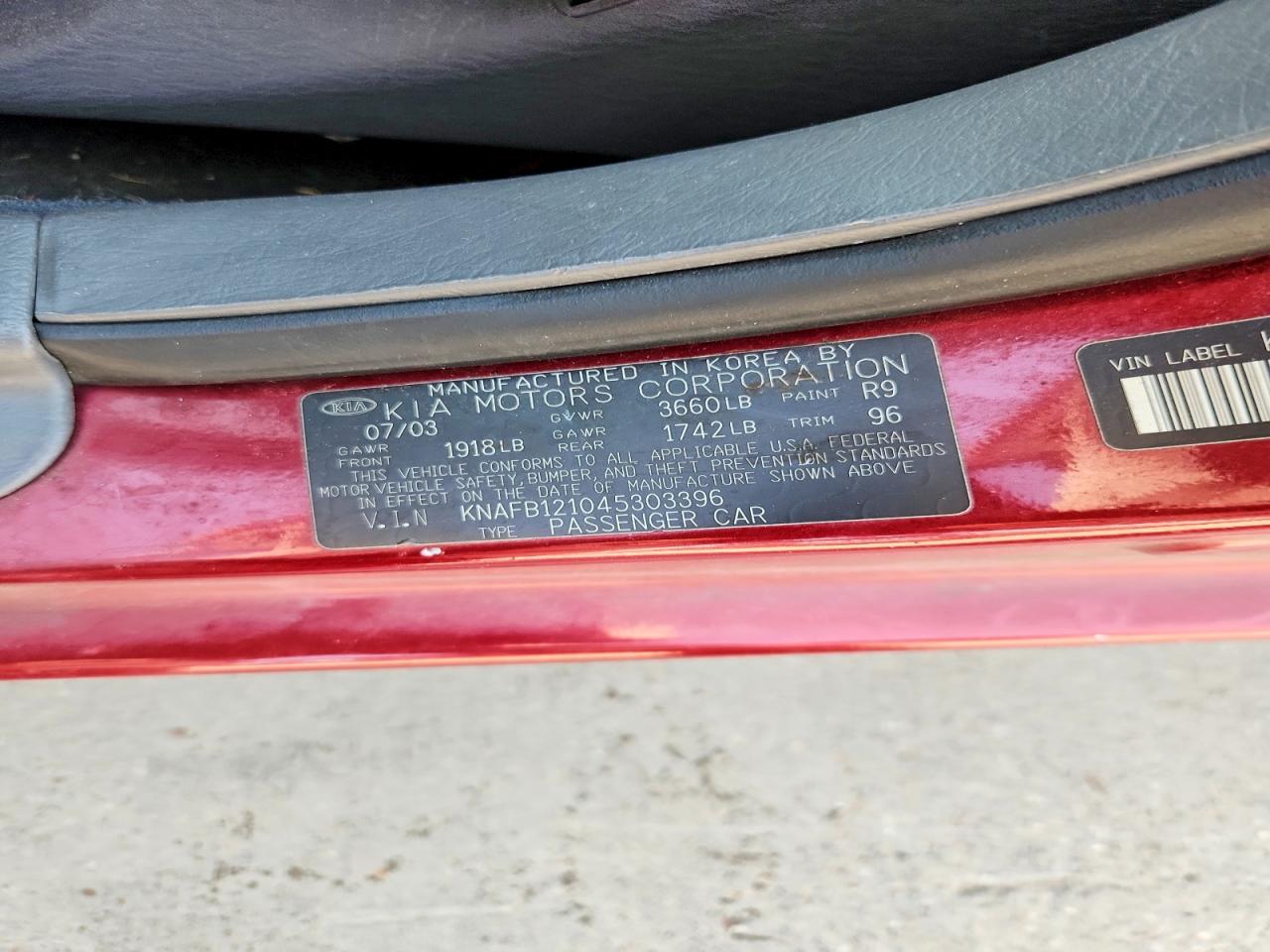 2004 Kia Spectra Base Burgundy vin: KNAFB121045303396