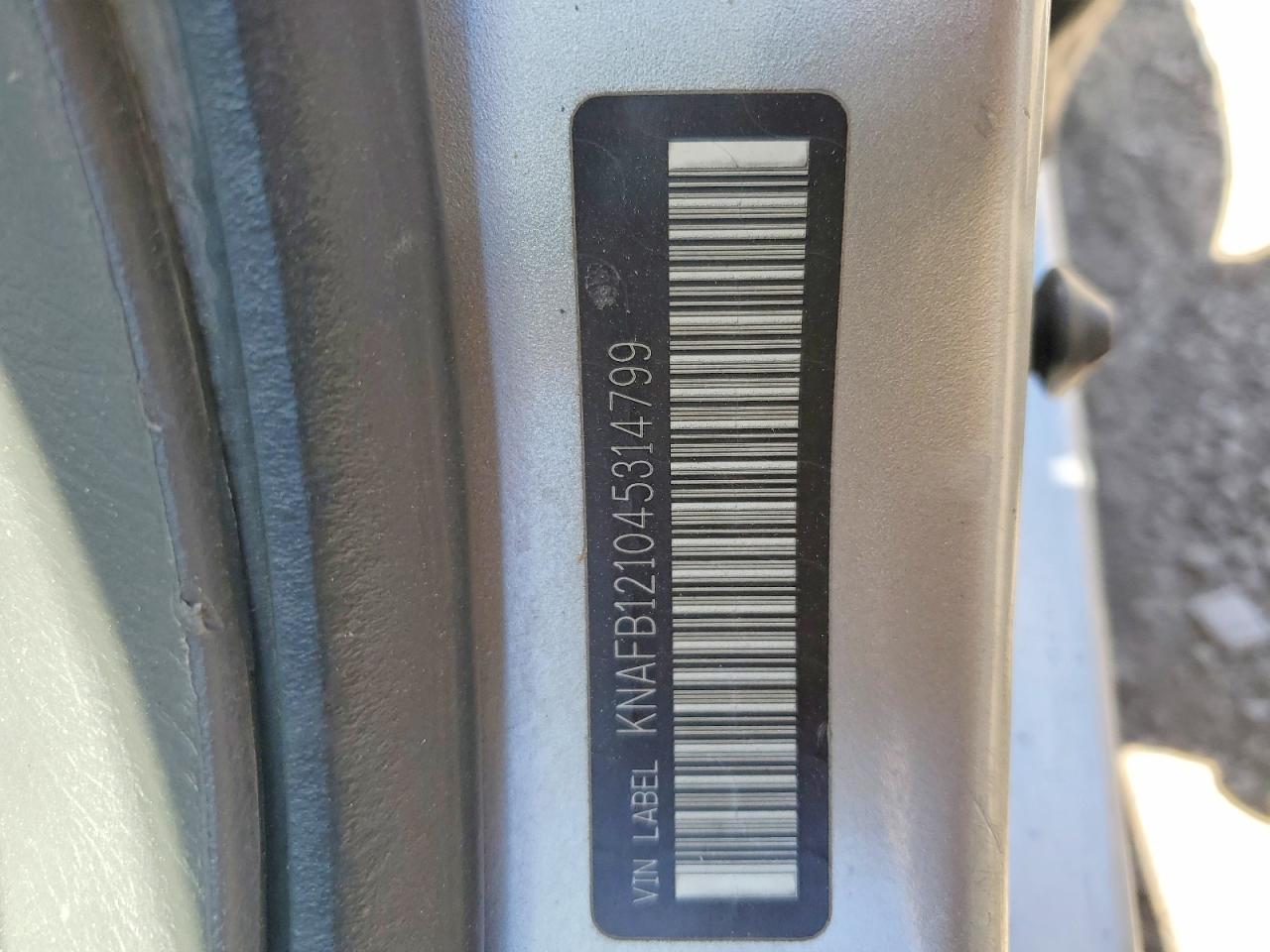 2004 Kia Spectra Base Silver vin: KNAFB121045314799