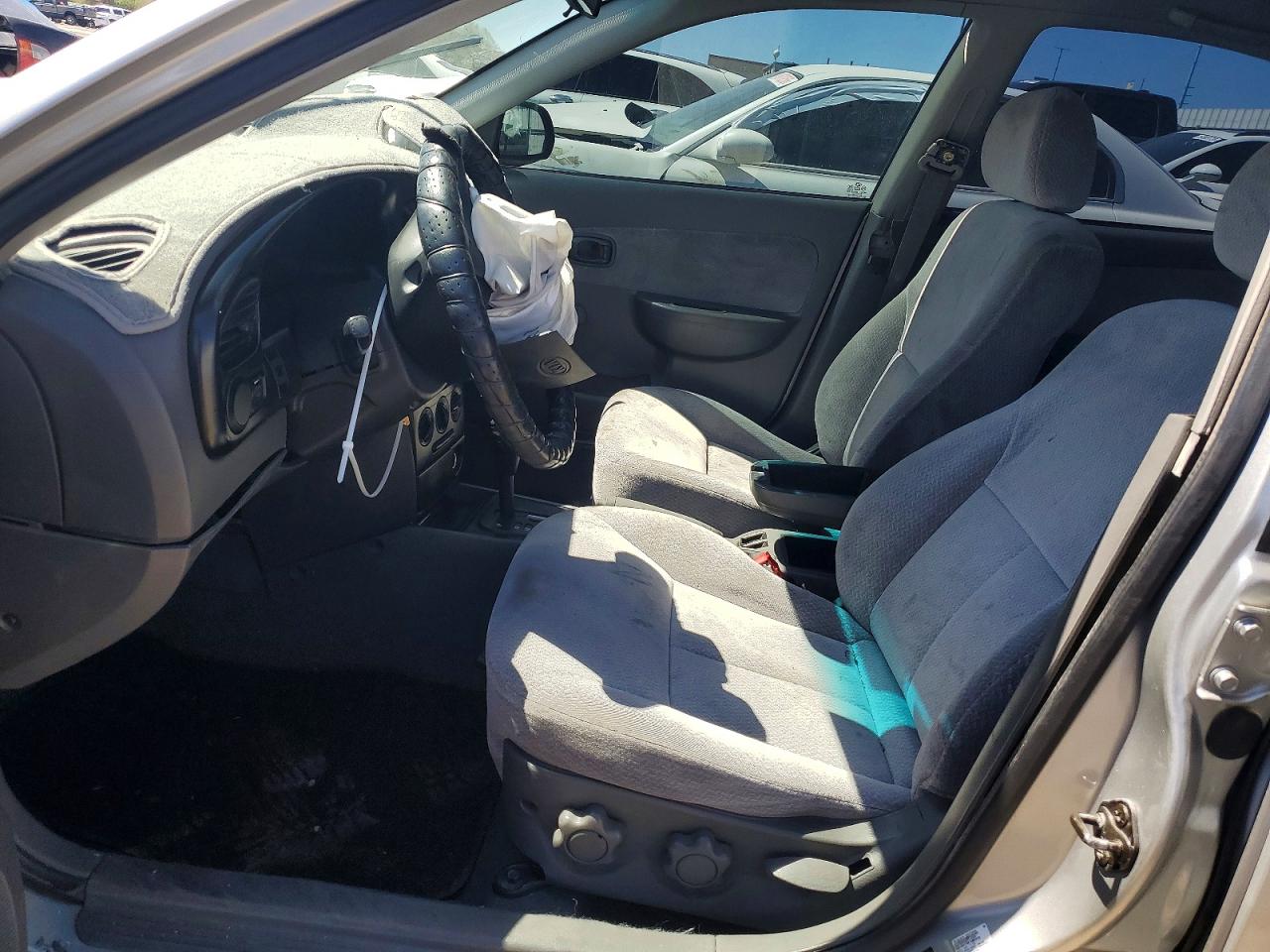2004 Kia Spectra Base Silver vin: KNAFB121045314799