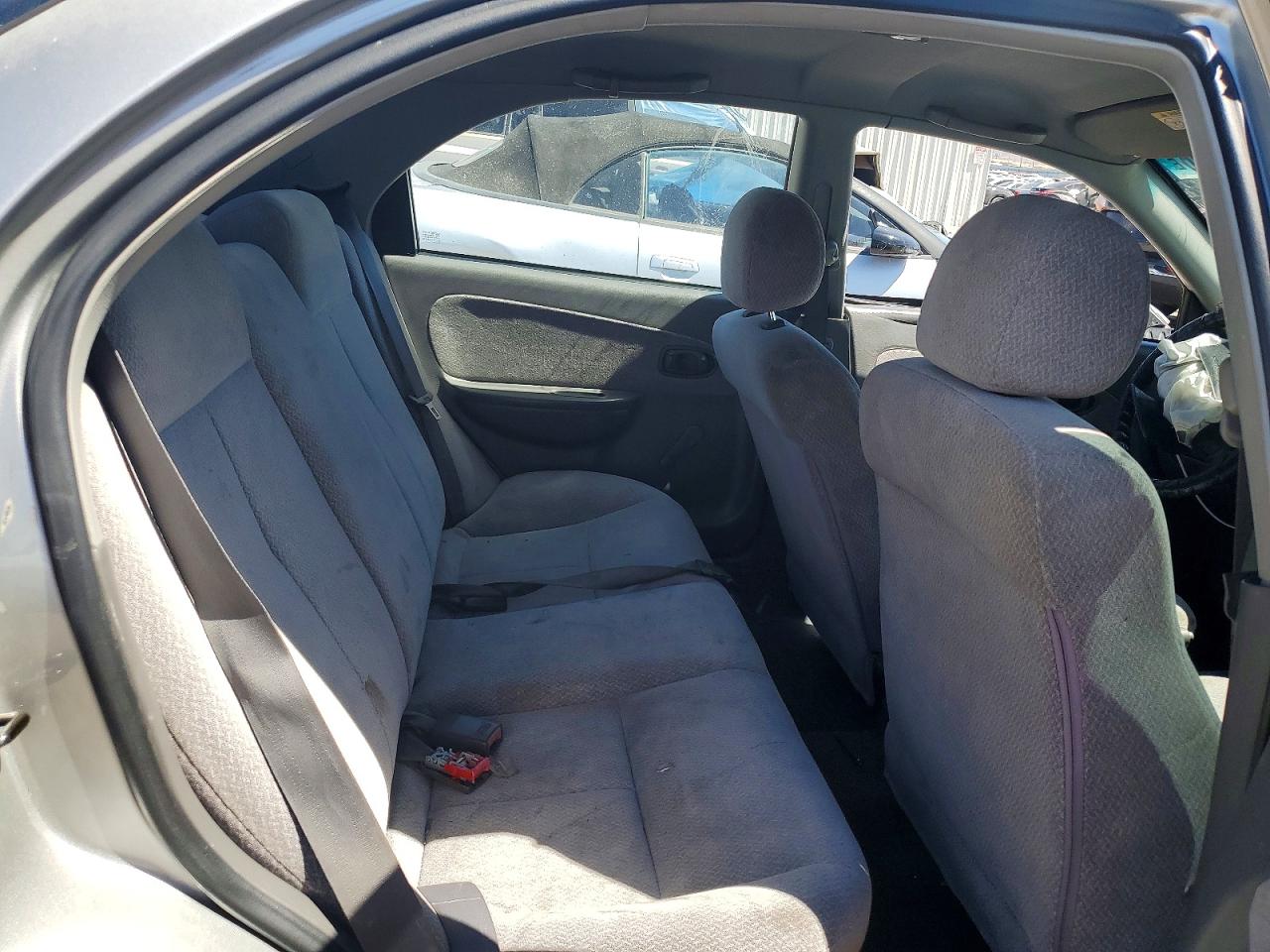2004 Kia Spectra Base Silver vin: KNAFB121045314799