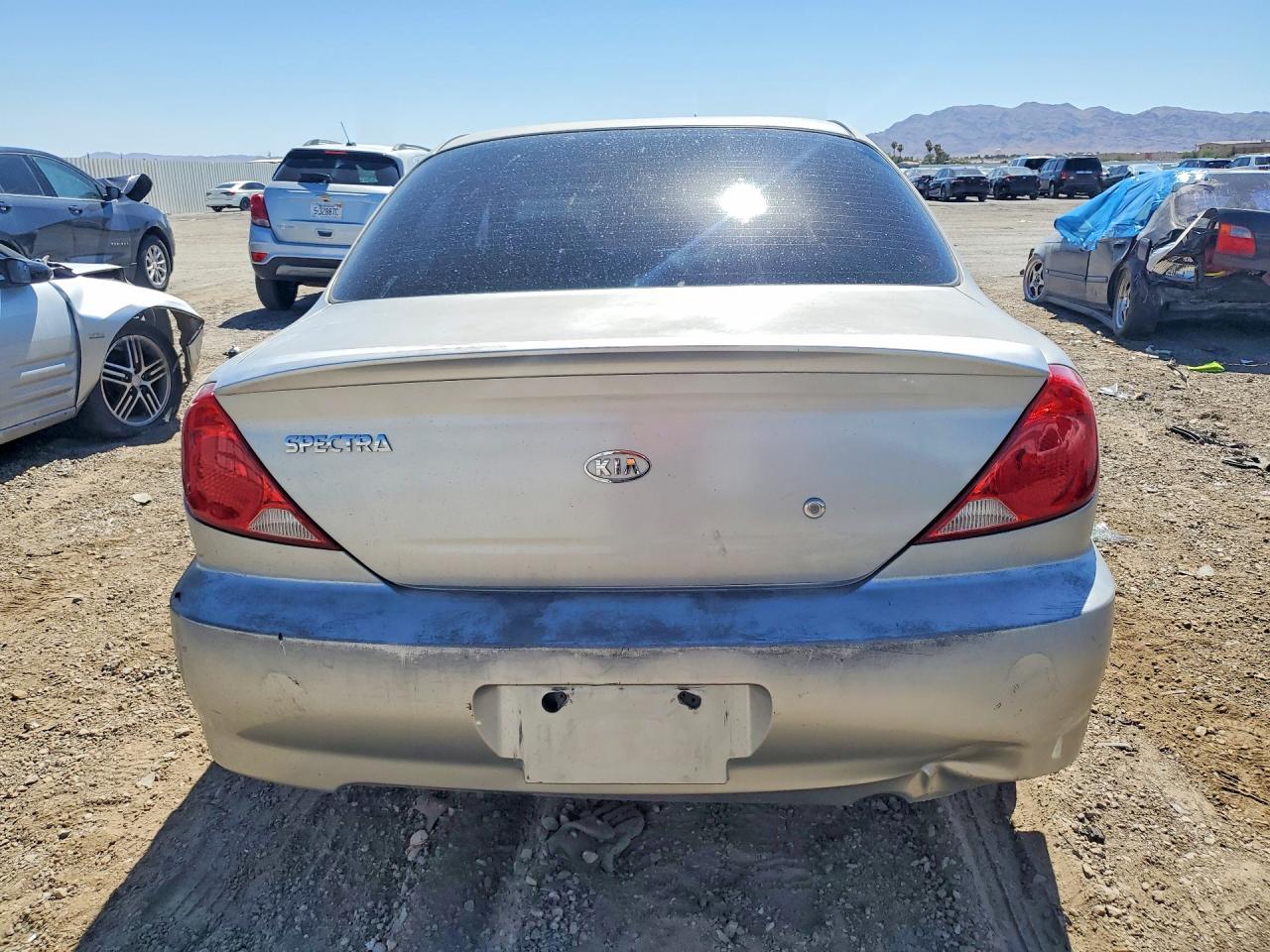 2004 Kia Spectra Base Silver vin: KNAFB121045314799