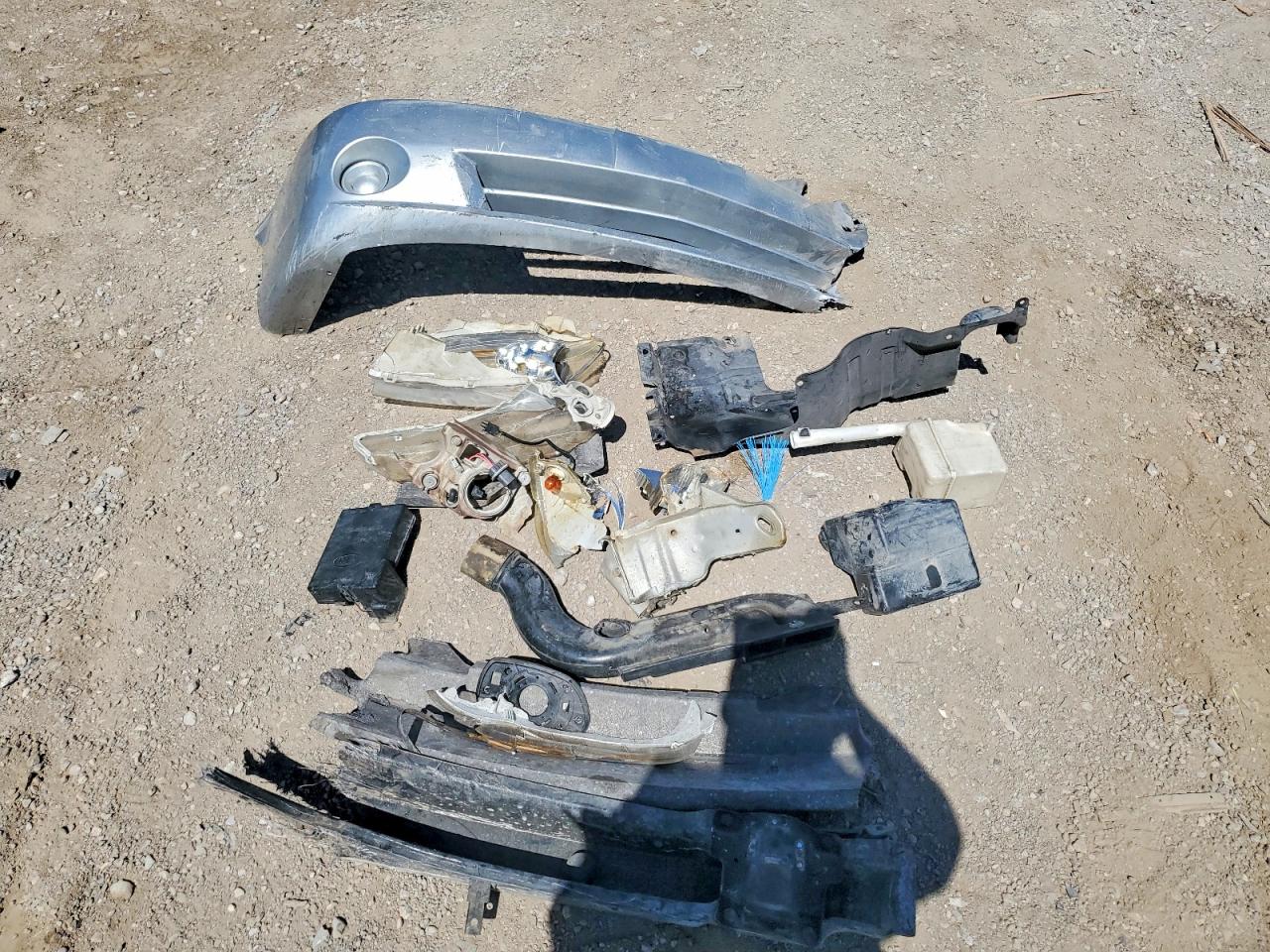 2004 Kia Spectra Base Silver vin: KNAFB121045314799